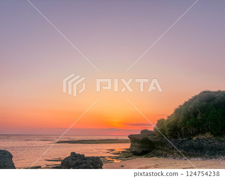 沖繩西海岸的岩層與日落 124754238