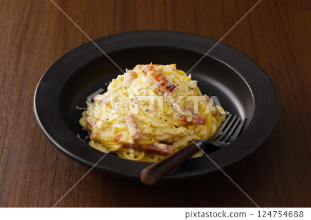 Delicious spaghetti carbonara 124754688