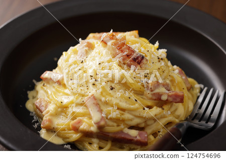 Delicious spaghetti carbonara Delicious spaghetti carbonara 124754696