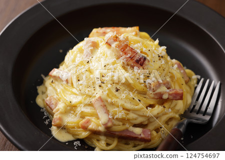 Delicious spaghetti carbonara 124754697