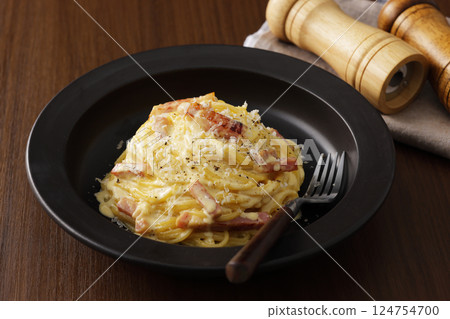 Delicious spaghetti carbonara 124754700