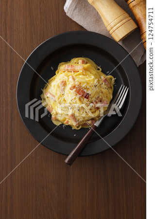 Delicious spaghetti carbonara 124754711
