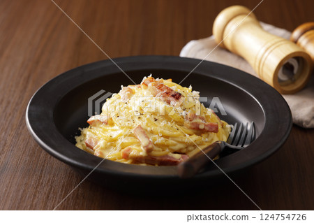 Delicious spaghetti carbonara 124754726