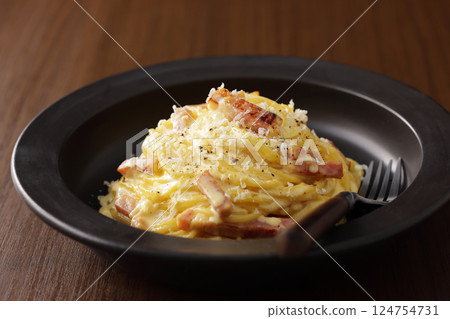 Delicious spaghetti carbonara Delicious spaghetti carbonara 124754731