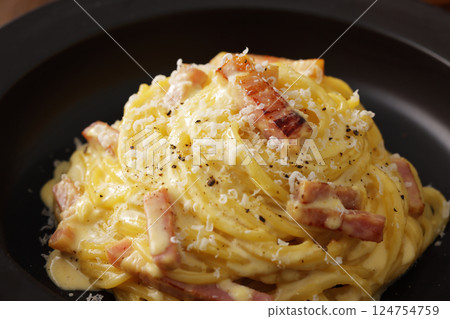 Delicious spaghetti carbonara 124754759