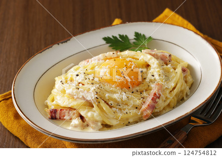 Spaghetti Carbonara with Egg Yolk 124754812