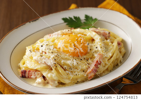Spaghetti Carbonara with Egg Yolk 124754813