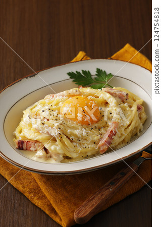 蛋黃培根蛋麵 124754818