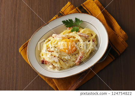 Spaghetti Carbonara with Egg Yolk 124754822
