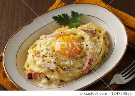 蛋黃培根蛋麵 124754835