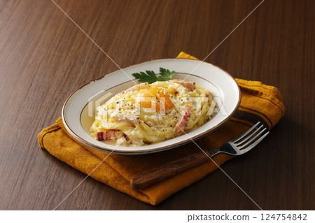 Spaghetti Carbonara with Egg Yolk 124754842