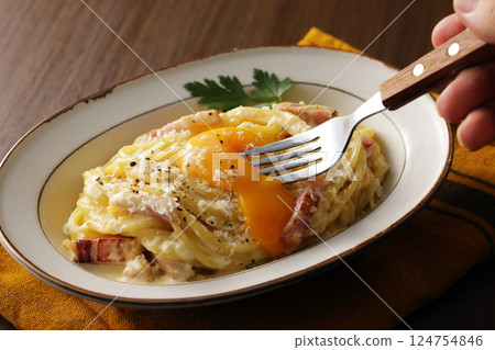 蛋黃培根蛋麵 124754846