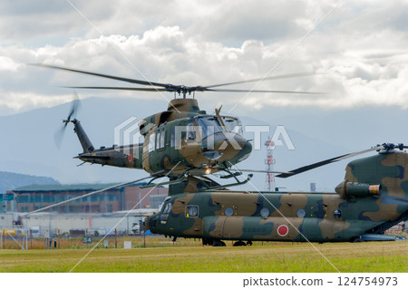 一架塗著迷彩的軍用直升機起飛的瞬間 一架塗著迷彩的軍用直升機起飛的瞬間 124754973