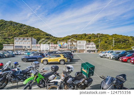 A view of a parking lot near Koijigahama Beach on Lake Irago in Tahara City (Aichi Prefecture) 124755356