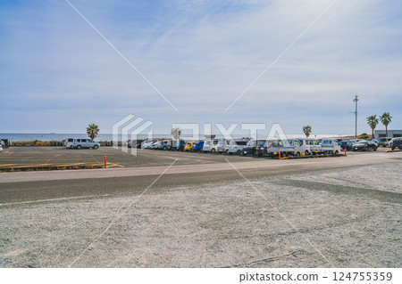 A view of a parking lot near Koijigahama Beach on Lake Irago in Tahara City (Aichi Prefecture) 124755359
