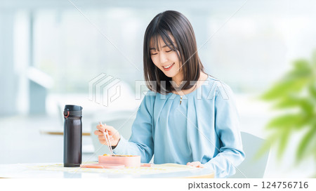 吃午餐的女商人 124756716