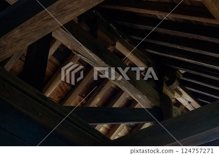 一棟老房子的閣樓，日本建築梁 124757271