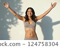 張開雙臂的運動型女人 124758304