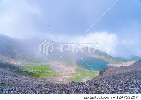 【天空之池】夏日霧氣瀰漫的乘鞍山權現池【長野縣】 【天空之池】夏日霧氣瀰漫的乘鞍山權現池【長野縣】 124759207