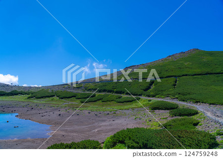 [Mountain material] Tsurugaike Pond on Mt. Norikura in summer [Nagano Prefecture] 124759248
