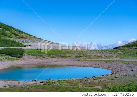 [Mountain material] Tsurugaike Pond on Mt. Norikura in summer [Nagano Prefecture] 124759250