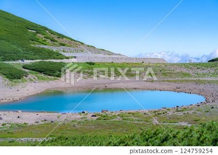 [Mountain material] Tsurugaike Pond on Mt. Norikura in summer [Nagano Prefecture] 124759254