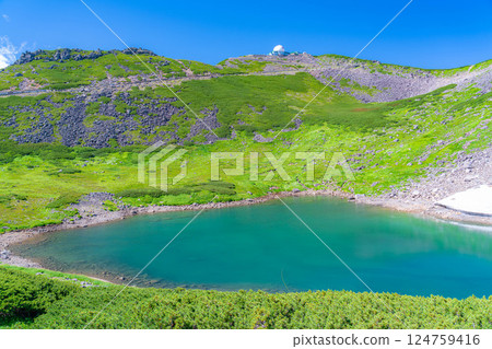 [Mountain material] Fujogaike Pond on Mt. Norikura in summer [Nagano Prefecture] 124759416