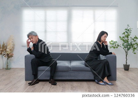 一對夫妻吵架 124760336
