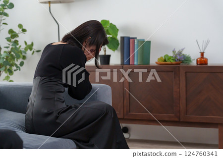 Middle women crying 124760341