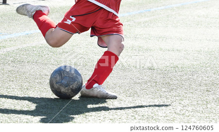 Soccer player who kicks the ball 124760605
