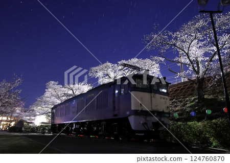 EF64-18型電力機車靜靜地停在夜晚的櫻花和星空下_2025年4月5日拍攝 EF64-18型電力機車靜靜地停在夜晚的櫻花和星空下_2025年4月5日拍攝 124760870