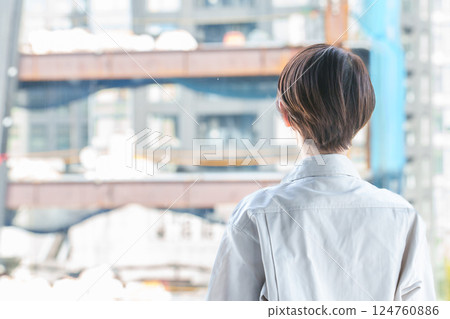 檢查建築工地的女工背影 檢查建築工地的女工背影 124760886