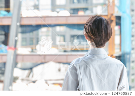 檢查建築工地的女工背影 檢查建築工地的女工背影 124760887