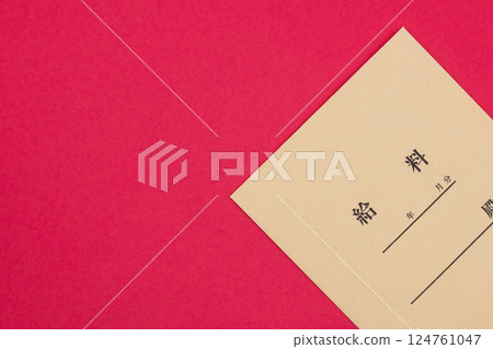 紅色背景上的薪水信封 124761047