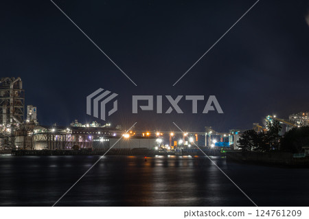 [從山口縣周南市晴海臨水公園欣賞工廠夜景] 124761209