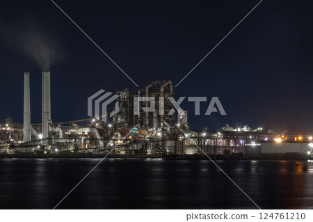 [Night view of factories from Harumi Waterfront Park in Shunan City, Yamaguchi Prefecture] 124761210