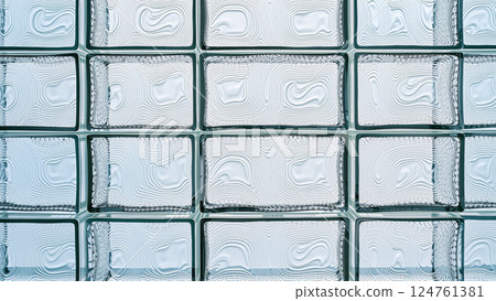 Wall of transparent glass blocks 124761381