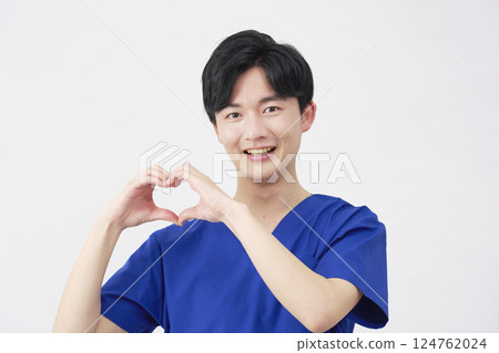 醫生、護士、牙醫、護理師男性心臟手勢白色背景 124762024