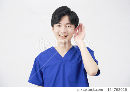 醫生、護士、牙醫、護理人員、手牽手耳朵的男人，白色背景 124762026