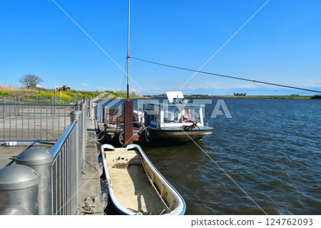 連接利根川左右岸的渡輪“赤岩渡輪” 124762093