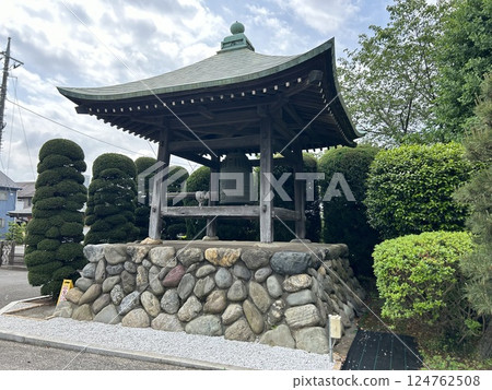 這是位於東京都東村山市的聖福寺的鐘樓。 這是位於東京都東村山市的聖福寺的鐘樓。 124762508