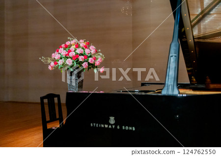 Piano Stage Piano Stage 124762550