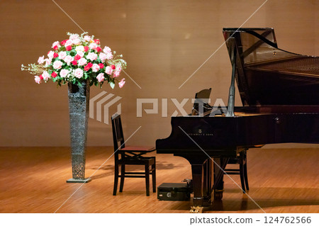 鋼琴舞台 鋼琴舞台 124762566