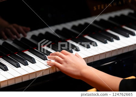 彈鋼琴的男人的手 彈鋼琴的男人的手 124762665