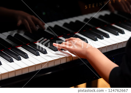 彈鋼琴的男人的手 124762667