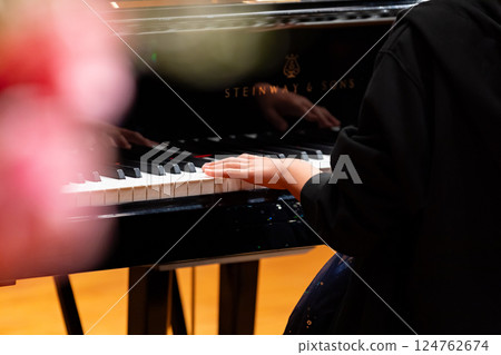彈鋼琴的男人的手 彈鋼琴的男人的手 124762674