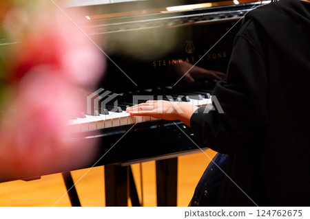 彈鋼琴的男人的手 彈鋼琴的男人的手 124762675