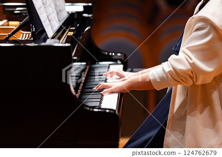 彈鋼琴的男人的手 彈鋼琴的男人的手 124762679