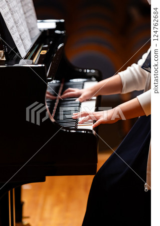 彈鋼琴的男人的手 彈鋼琴的男人的手 124762684