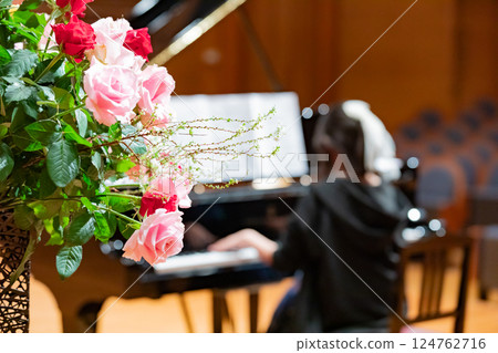 一位演奏家正在彈奏鋼琴 124762716